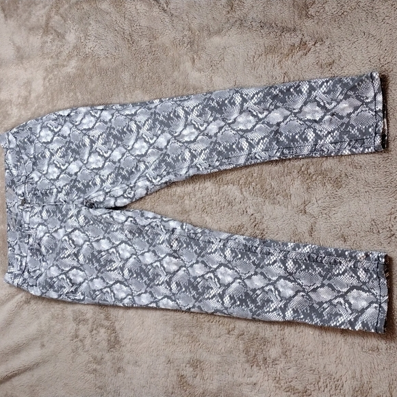 SEVEN7 Tummy Less Gray Snakeskin Print Five Pocket High Rise Skinny Leg Jean - Picture 2 of 15
